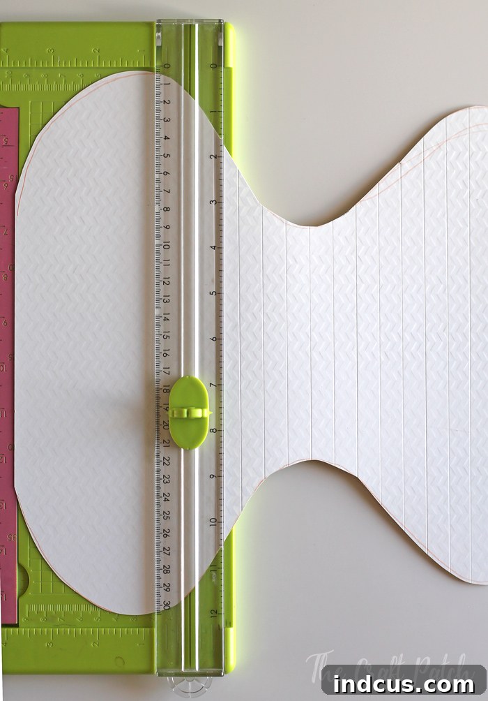 Scoring paper with a scoring tool for precise folds
