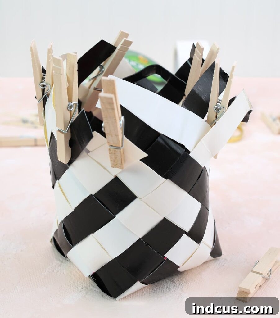 how to weave a basket out of duck tape