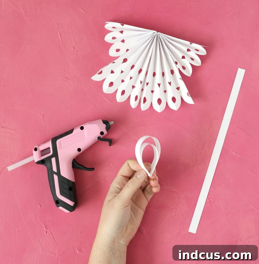 Guide to creating a looped paper head for your Christmas angel craft