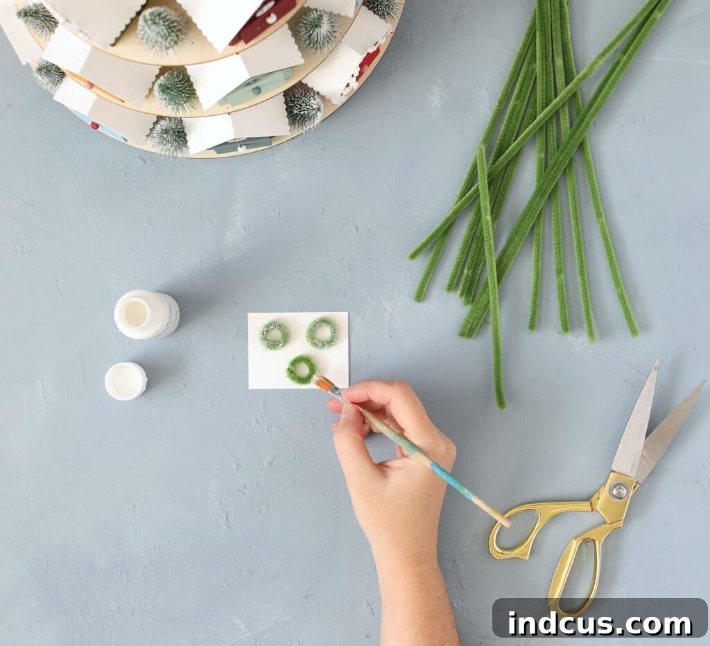 how to make mini wreaths out of pipe cleaner