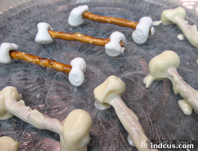 Ghoulish Gourmet Gathering 4 how to make chocolate covered pretzel bones for halloween step by step