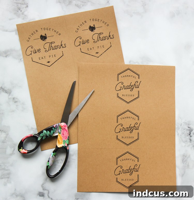 Free printable napkin wrap and utensil holder for Thanksgiving