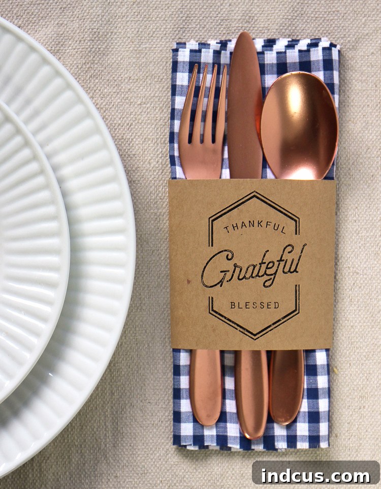 Make this cute Thanksgiving craft to decorate your Thanksgiving table with personalized and easy-to-create elements that guests will admire.