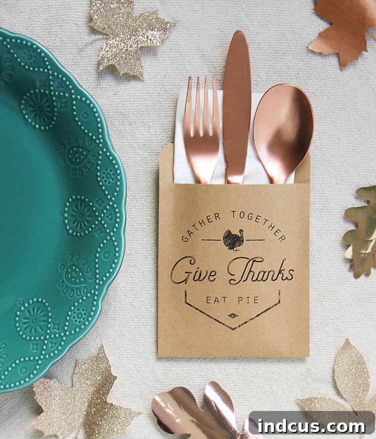 Make these Thanksgiving decorations to hold your silverware. An easy Thanksgiving craft for a beautifully organized holiday table.