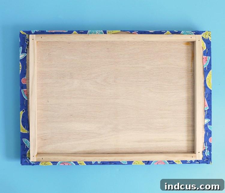 Finishing the upholstered crate lid with staples